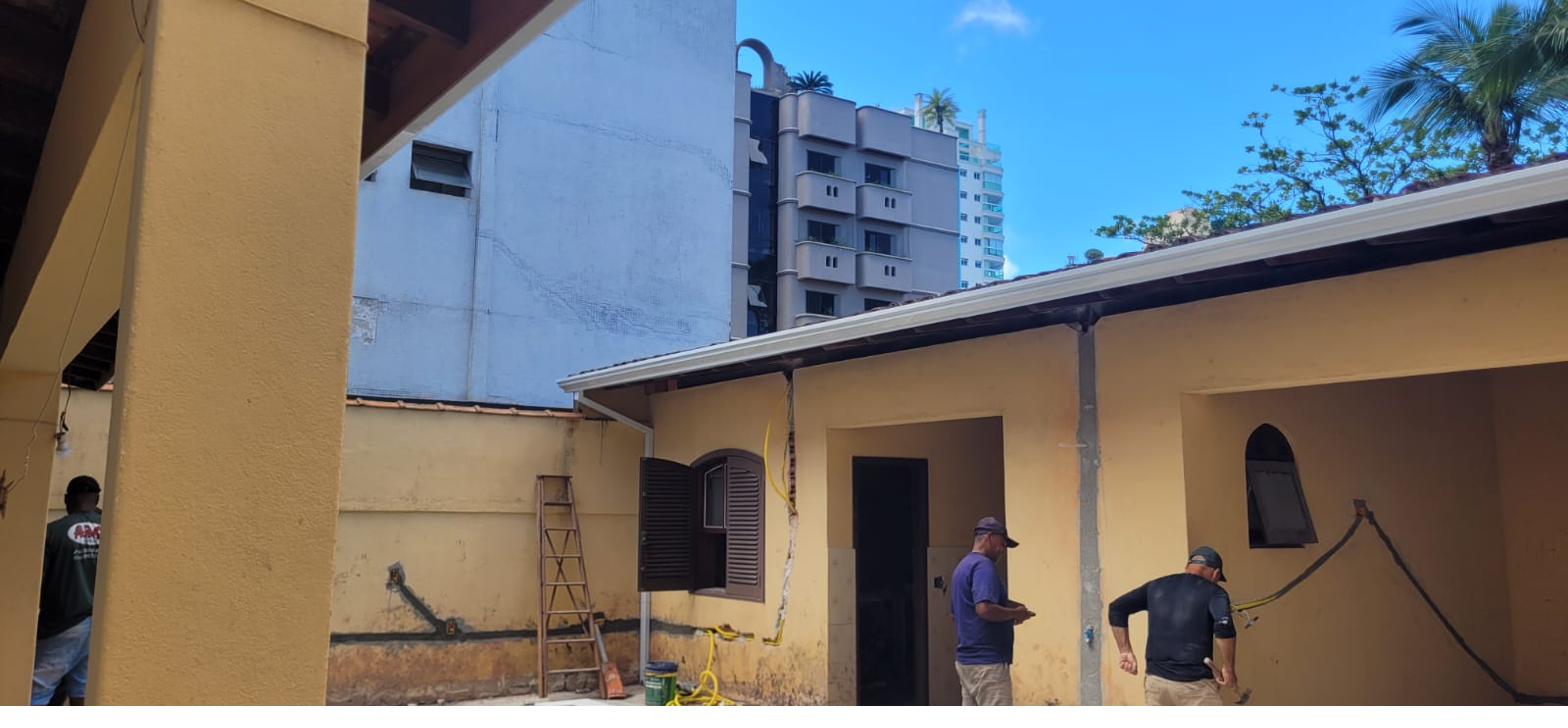 Trabalho de calha instalado pela A.B.S. Calhas