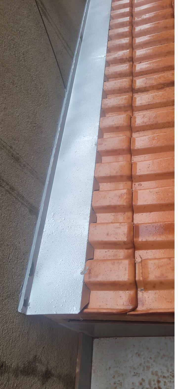 Trabalho de calha instalado pela A.B.S. Calhas